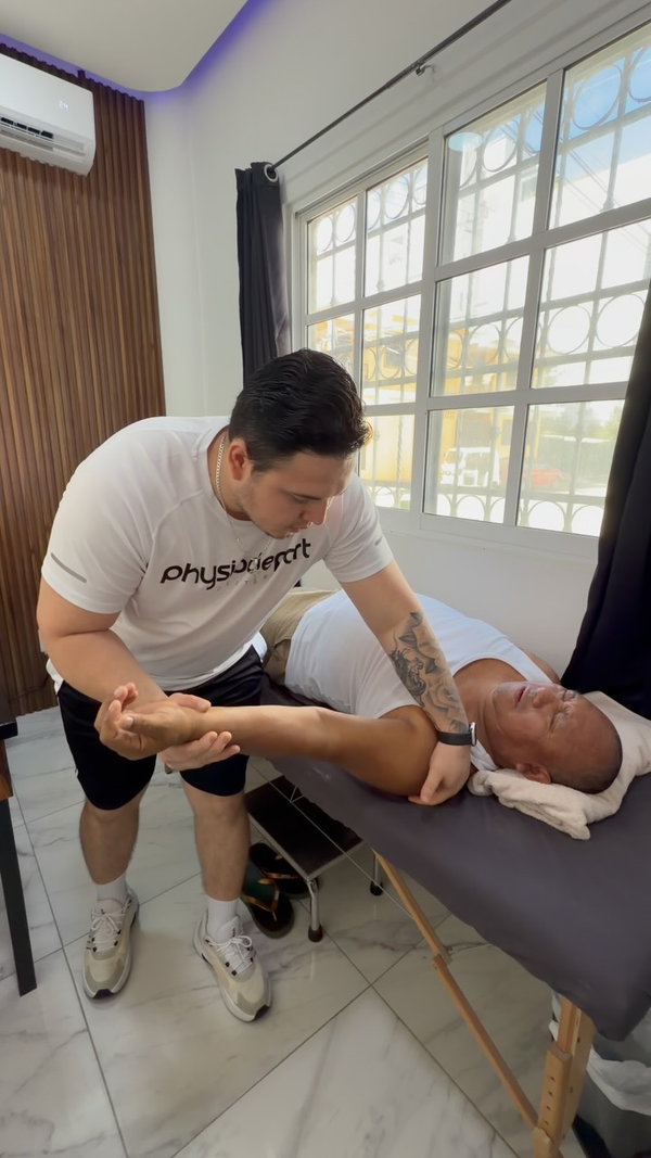 Pavel Alcocer durante una sesión