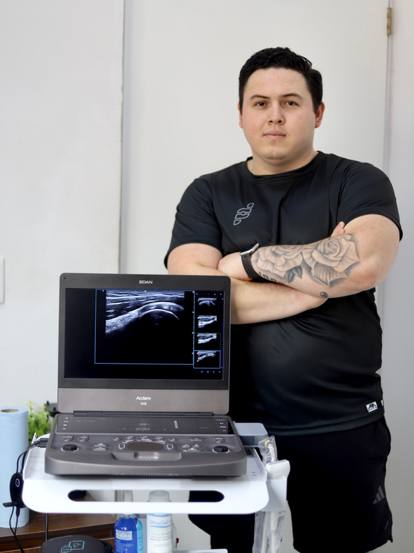 Pavel Alcocer con un ecógrafo